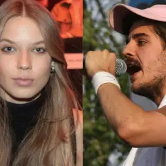 Dziewczyna z długimi blond włosami obok Taco Hemingwaya śpiewającego do mikrofonu.