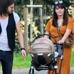 Ewa Farna z partnerem i wózkiem dziecięcym spacerują po parku.