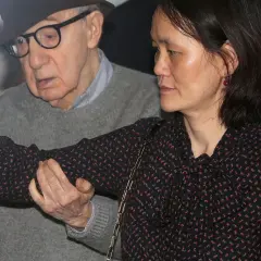 Woody Allen i jego żona, Soon-Yi Previn, w drodze na wydarzenie.