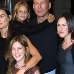 Bruce Willis z córkami i Demi Moore. Rodzinne zdjęcie, na którym widać uśmiechnięte bruce willis dzieci.