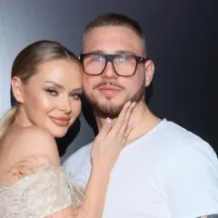 Ola Ciupa i Kubańczyk blisko siebie, ona dotyka jego szyi.