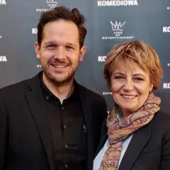Rafał Pacześ z partnerką, uśmiechnięci na ściance.