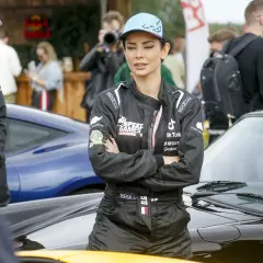Dorota Gardias w stroju rajdowym, obok niej stoi jej partner.
