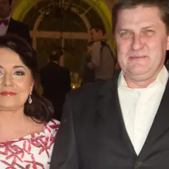 Danuta Holecka z pierwszym mężem na gali. Kobieta w białej sukni z czerwonym wzorem, mężczyzna w garniturze.