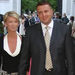 Magda Mołek i Daniel Lewczuk na czerwonym dywanie, otoczeni przez modelki.