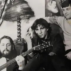 Trzech mężczyzn z gitarami, jeden z nich to Mirek Breguła.