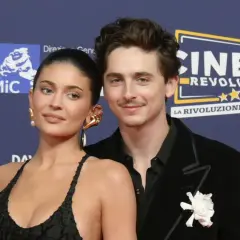 Timothée Chalamet z partnerką, Kylie Jenner, na czerwonym dywanie.