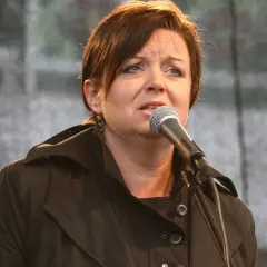 Hanna Banaszak śpiewa, jej głos niesie się z mikrofonu.