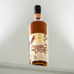 Butelka whisky "Cocoa Drift" z etykietą przedstawiającą wiśnie i czekoladę.