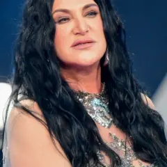 Kayah, znana z bogatego pochodzenia, w błyszczącej kreacji.