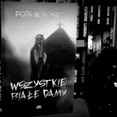 Okładka książki "Wszystkie białe damy" Piotra Borowca. Na okładce widnieje przerażająca postać i krzyż na kopcu.