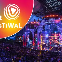 Koncertowa noc na Polsat Hit Festiwal. Tłumy bawią się pod sceną oświetloną feerią barw.