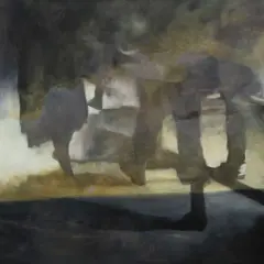 Mroczna, rozmyta scena z nogami ludzi, jakby uchwycona w ruchu. Obraz w stylu Konrada Wieniawy-Narkiewicza.