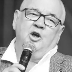 Stanisław Soyka śpiewa, trzymając mikrofon. Jego przeboje, ułożone alfabetycznie, brzmią jak zawsze wspaniale.