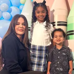 Khloe Kardashian z dziećmi, córką True i synem Tatum, pozuje na tle kolorowych balonów i gigantycznych kredek.
