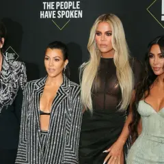 Kris Jenner z dziećmi: Kourtney, Khloé i Kim Kardashian na People's Choice Awards.