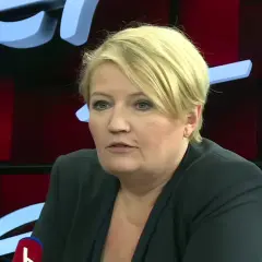 Beata Lubecka, wiek nieznany, w czarnej marynarce, z blond włosami, w studiu telewizyjnym.