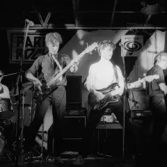 Zespół gra na scenie, tworząc muzykę. Perkusista, gitarzyści i klawiszowiec tworzą republikę piosenki alfabetycznie.