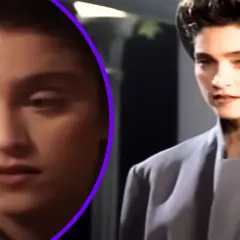 Młoda kobieta w szarym płaszczu i kapeluszu, jak z filmu "La Isla Bonita", zamyślona.