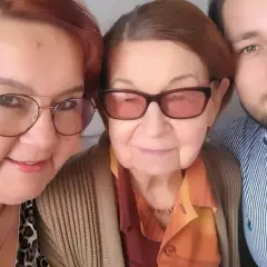 Trzy osoby: starsza pani, jej córka i wnuk. Izabela Zeiske, jej wiek nie jest widoczny, ale widać uśmiech.