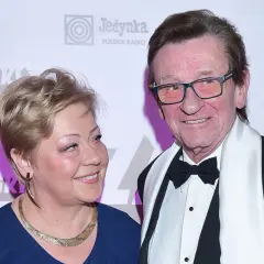 Ryszard Poznakowski z żoną, uśmiechnięci, na tle logo ZAiKS.