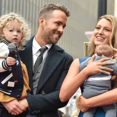 Ryan Reynolds i Blake Lively z dziećmi. Ich pociechy, jedno z mikrofonem, drugie w ramionach mamy, wyglądają na szczęśliwe.