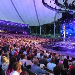 Koncert pod gołym niebem, tłum widzów w amfiteatrze, na scenie artysta na wielkim ekranie. To jest top of the top!