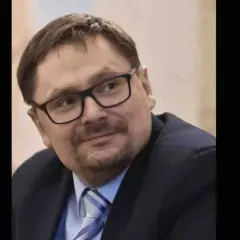 Tomasz Terlikowski w okularach, w garniturze i krawacie, z lekkim uśmiechem. Czyżby to początek romansu?