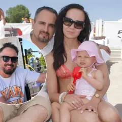 Agustin Egurrola z żoną i córką na plaży. W okręgu uśmiechnięty Agustin w okularach przeciwsłonecznych.