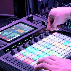 Niezbędny sprzęt do tworzenia bitów: jak zacząć produkcję muzyczną