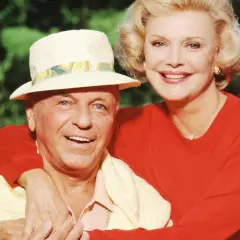 Frank Sinatra z żoną Barbarą, uśmiechnięci, w słoneczny dzień.