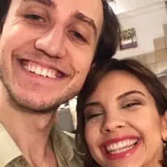 Uśmiechnięta Ilona Janyst z mężem, radośnie pozują do selfie w kuchni.