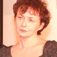 Joanna Szczepkowska, znana aktorka, w eleganckiej kreacji. Może rozmawia z mężem?