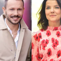 Joanna Jabłczyńska i jej mąż Piotr uśmiechają się do obiektywu. Ona w kwiecistej sukience, on w beżowej kurtce.