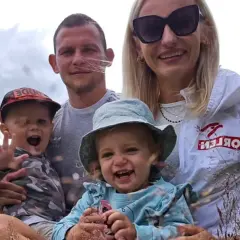 Celestyna Grzybiła z mężem i dziećmi cieszą się wspólnym, radosnym momentem na łonie natury.