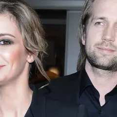 Magdalena Schejbal z mężem, uśmiechnięci, patrzą w stronę obiektywu.