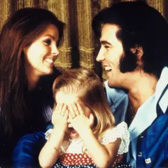 Rodzina Presleyów: Elvis, Priscilla i mała Lisa Marie Presley bawią się w chowanego.