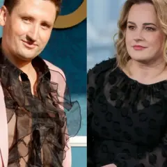 Filip Cembala, partner, w różowej marynarce i z falbaniastą koszulą, obok kobiety w czarnej bluzce.