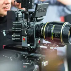 Produkcja filmów reklamowych: proces, etapy i znaczenie