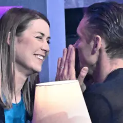 Filip Gurłacz szepcze coś swojej żonie, która śmieje się z jego słów.