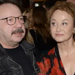 Zbliżenie na Andrzeja Zamachowskiego i jego partnerkę.