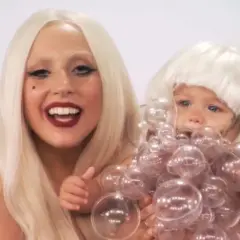 Lady Gaga z dzieckiem w perukach i bańkach.