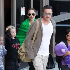 Brad Pitt z dziećmi, w tym z córką Vivienne, wychodzi z lotniska.