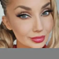 Piękna kobieta, jak ma na imię Cleo, z blond warkoczami i czerwoną koralami.
