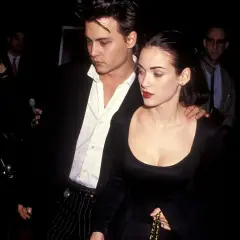 Winona Ryder i Johnny Depp, para z lat 90., na czerwonym dywanie.
