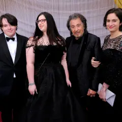 Al Pacino z dziećmi na czerwonym dywanie.