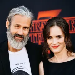 Winona Ryder z mężem, Davidem Harbour, na premierze Stranger Things.