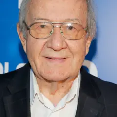 Uśmiechnięty Andrzej Dąbrowski w okularach. Choć na zdjęciu nie widać jego żony ani dzieci, jego twarz emanuje ciepłem.