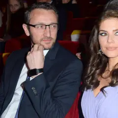Weronika Rosati w lawendowej sukni obok partnera w garniturze, siedzą w pierwszym rzędzie.