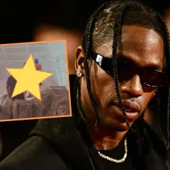 Travis Scott na scenie, w tle tłum. Gwiazda rapu w okularach przeciwsłonecznych.